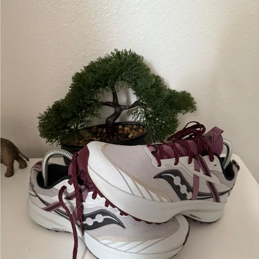 Saucony Ride 15 TR Women's Athletic Shoes in White and Burgundy - Picture 3 of 5